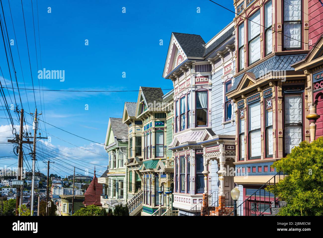 San Francisco,California,USA - 23 aprile 2022 : case a schiera colorate in Castro Street Foto Stock