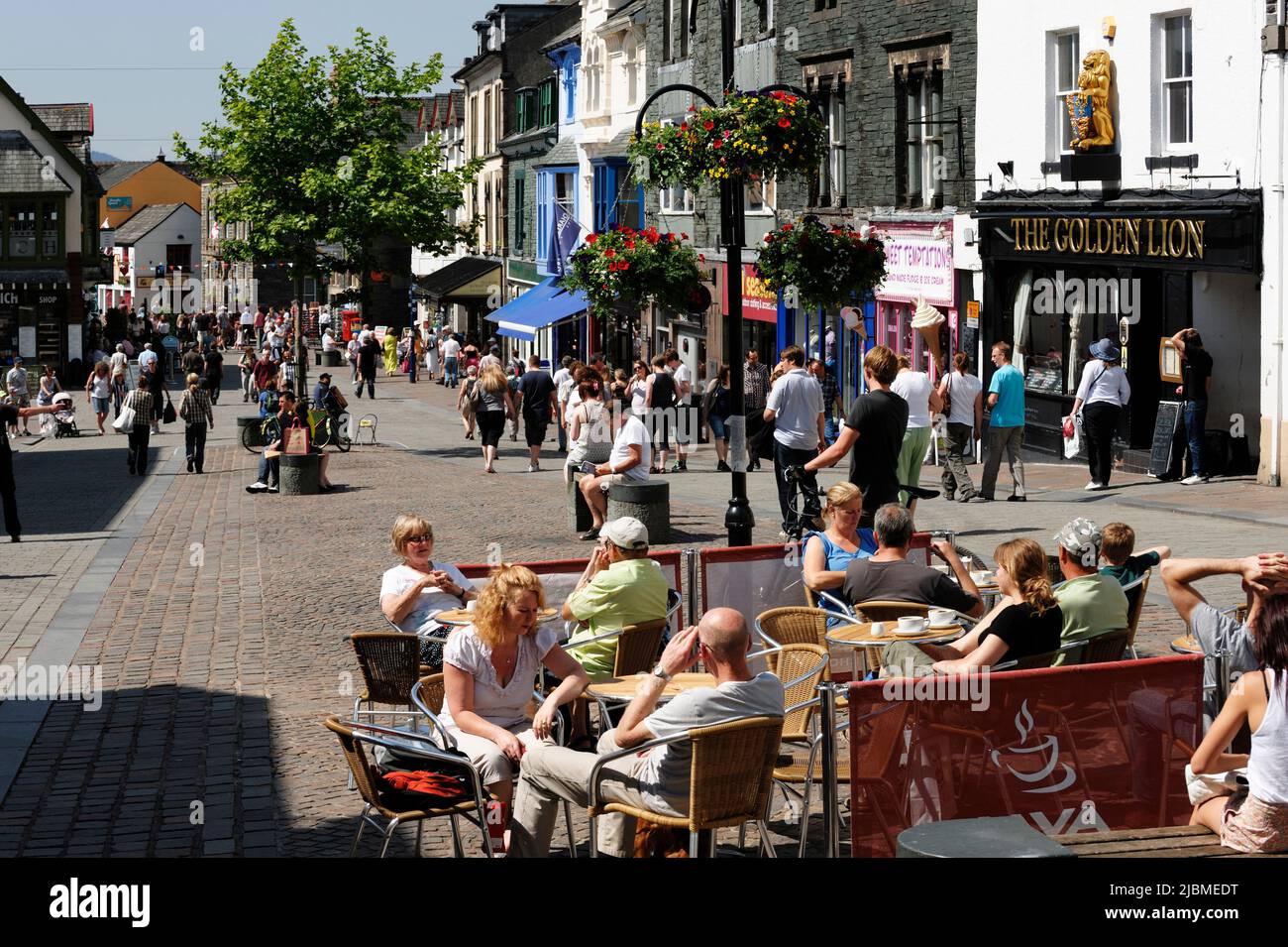 Main Street nel centro di Keswick nel distretto del lago Cumbria UK Foto Stock