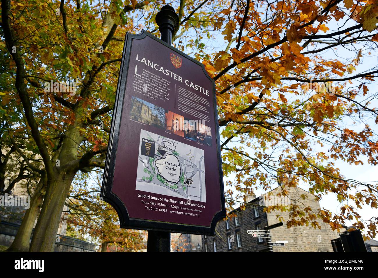 Un cartello informativo fuori dal castello di Lancaster nel centro di Lancaster, Regno Unito Foto Stock