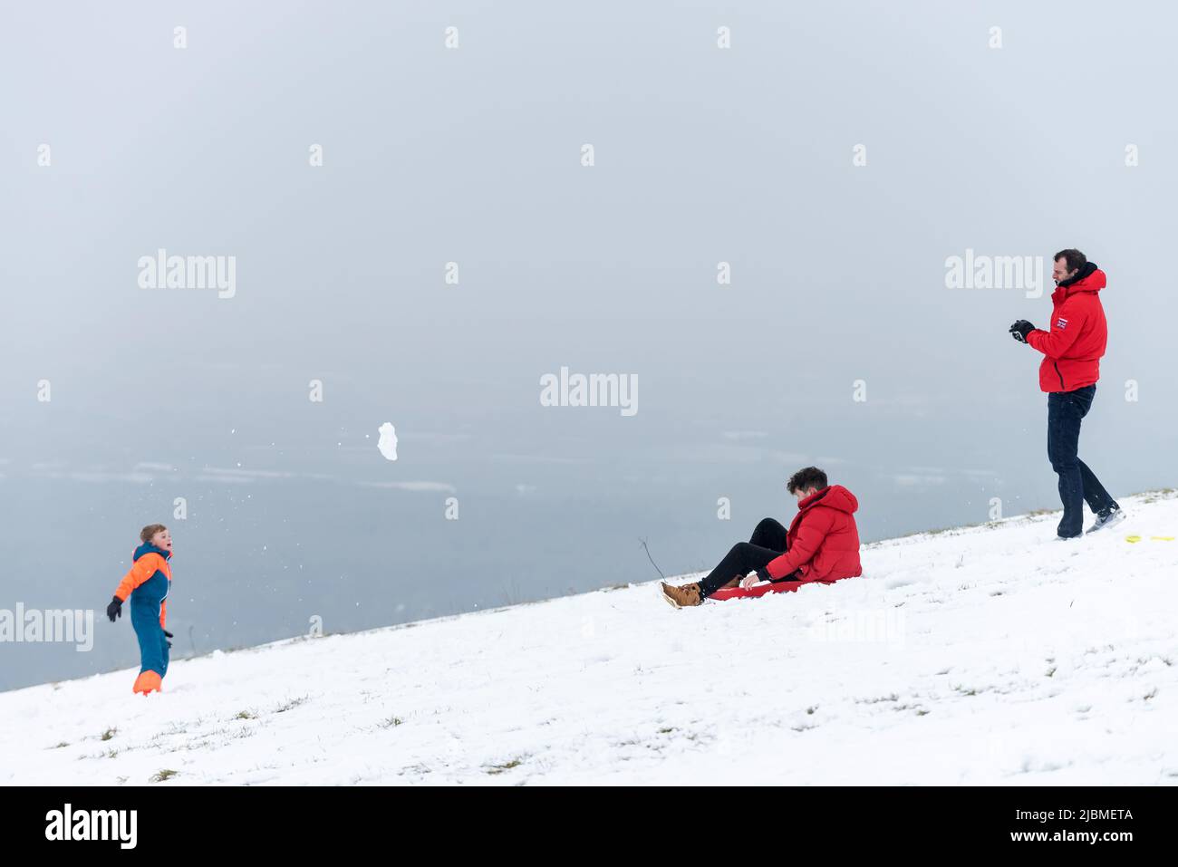 Brighton, 1st 2019 febbraio: Il primo giorno di febbraio ha comprato la gente fuori giocare nella neve ai South Downs, al Dike del Diavolo, vicino Brighton Foto Stock