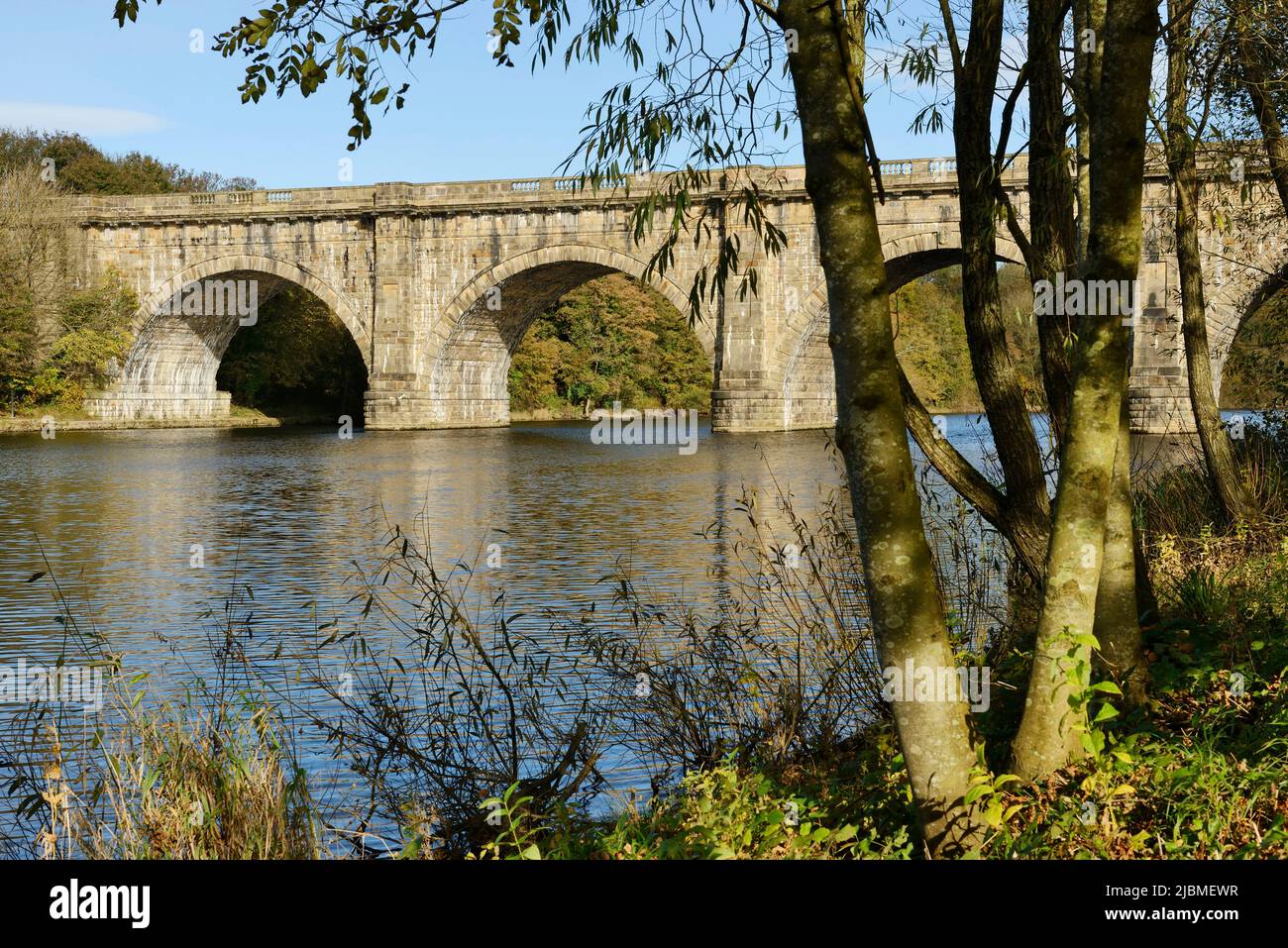L'acquedotto River Lune nella periferia nord-orientale del centro di Lancaster, Regno Unito Foto Stock