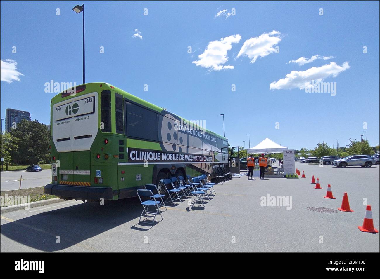 Toronto, Canada - 06-03-2022: Vaccinazioni COVID-19 gratuite attraverso la clinica mobile del vaccino in un parcheggio. Foto Stock