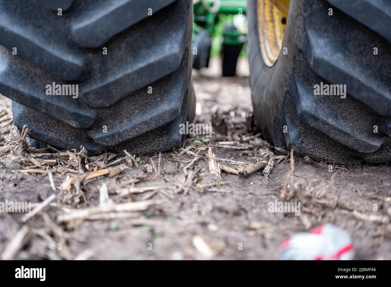 Compattazione del suolo causata da pneumatici di trattori doppi su terreno interrato in un campo vuoto prima della semina. Foto Stock