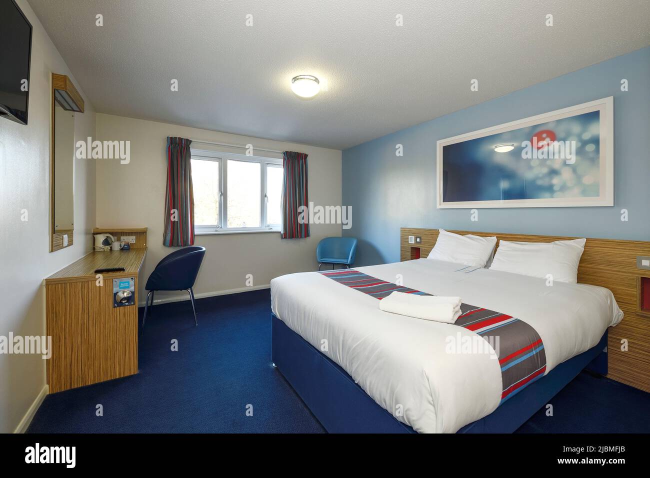L'interno di una camera da letto di un hotel Travelodge Foto Stock
