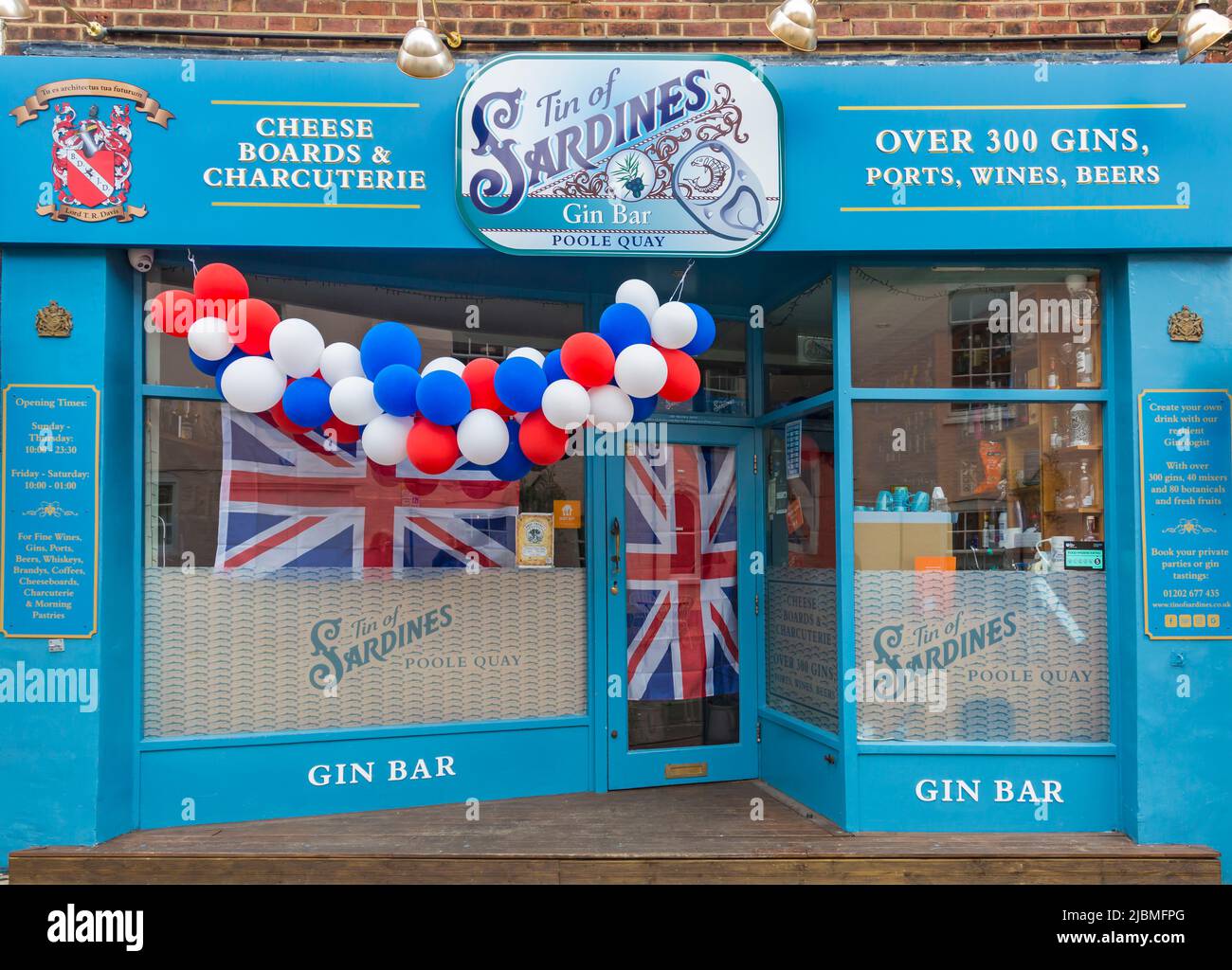 Stagno di Sardines Gin Bar Poole Quay più di 300 gin, porti, vini, birre - tavole di formaggio e salumi negozio a Poole, Dorset Regno Unito nel mese di giugno Foto Stock