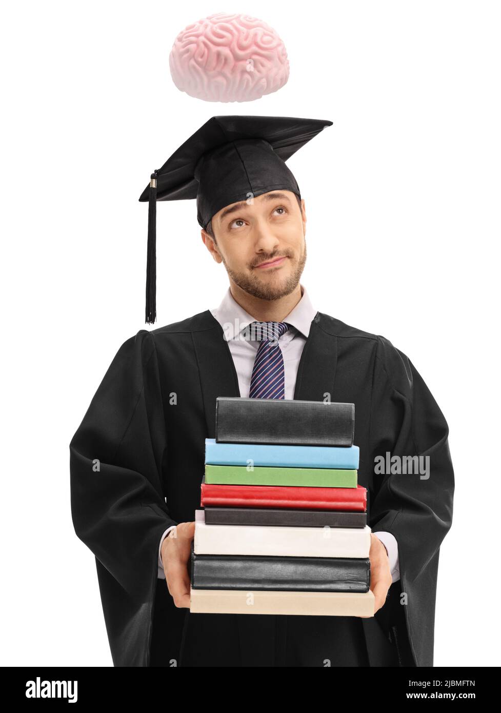 Studente laureato pensivo che tiene una pila di libri e cervello fluttuante sopra la sua testa isolato su sfondo bianco Foto Stock