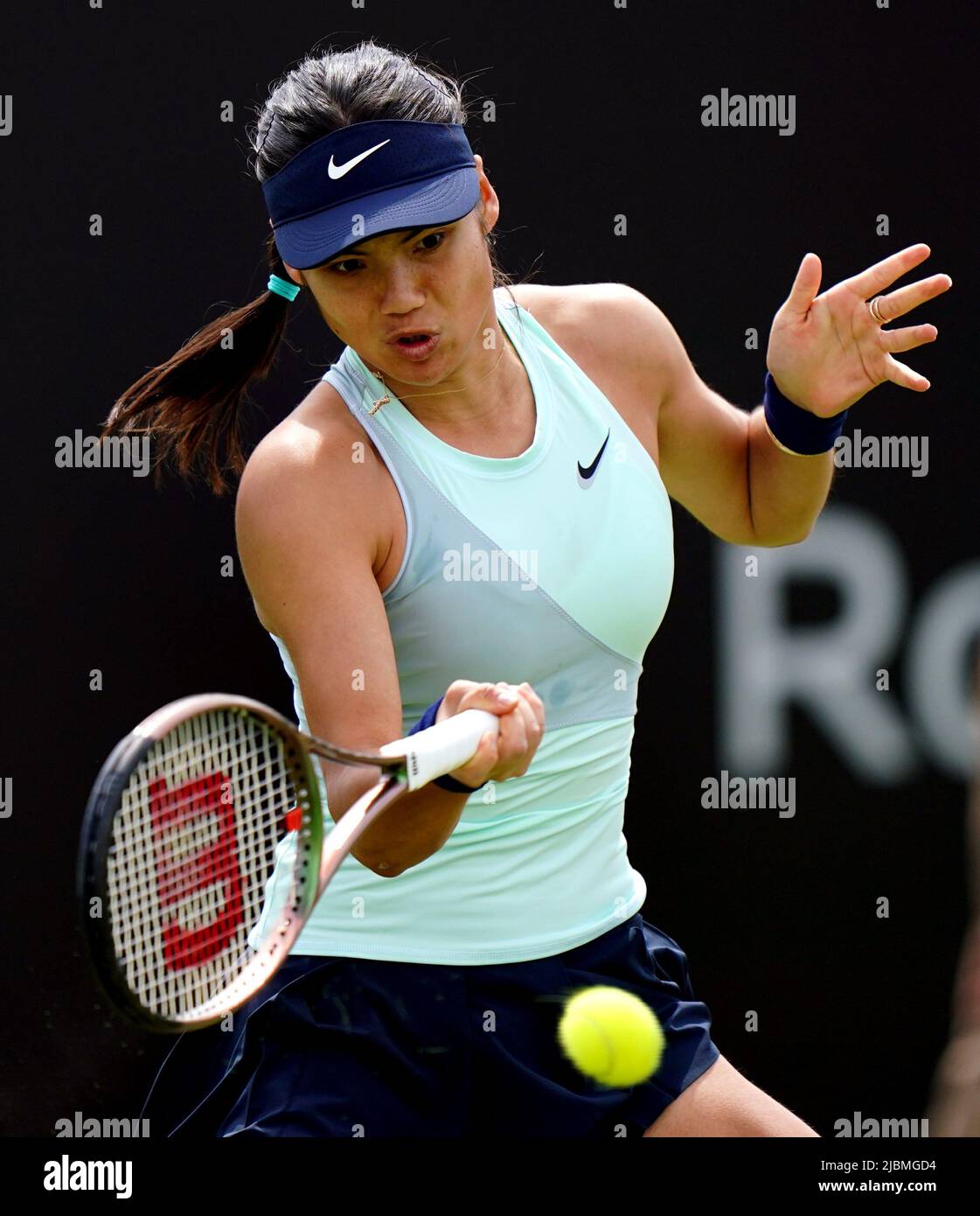 Emma Raducanu in azione contro Viktorija Golubic il quarto giorno del Rothesay Open 2022 a Nottingham Tennis Centre, Nottingham. Data foto: Martedì 7 giugno 2022. Foto Stock