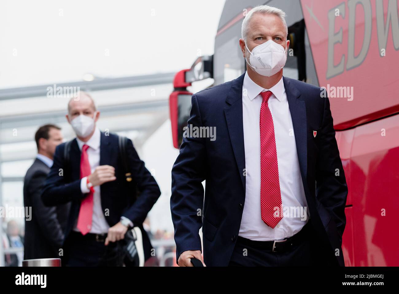 CARDIFF, GALLES - 05 GIUGNO 2022: Coach Kit Symonsprior del Galles per la finale di play-off della Coppa del mondo FIFA 2022 tra Galles e Ucraina al Cardiff City Stadium il 5th giugno 2022. (PIC di John Smith/FAW) Foto Stock