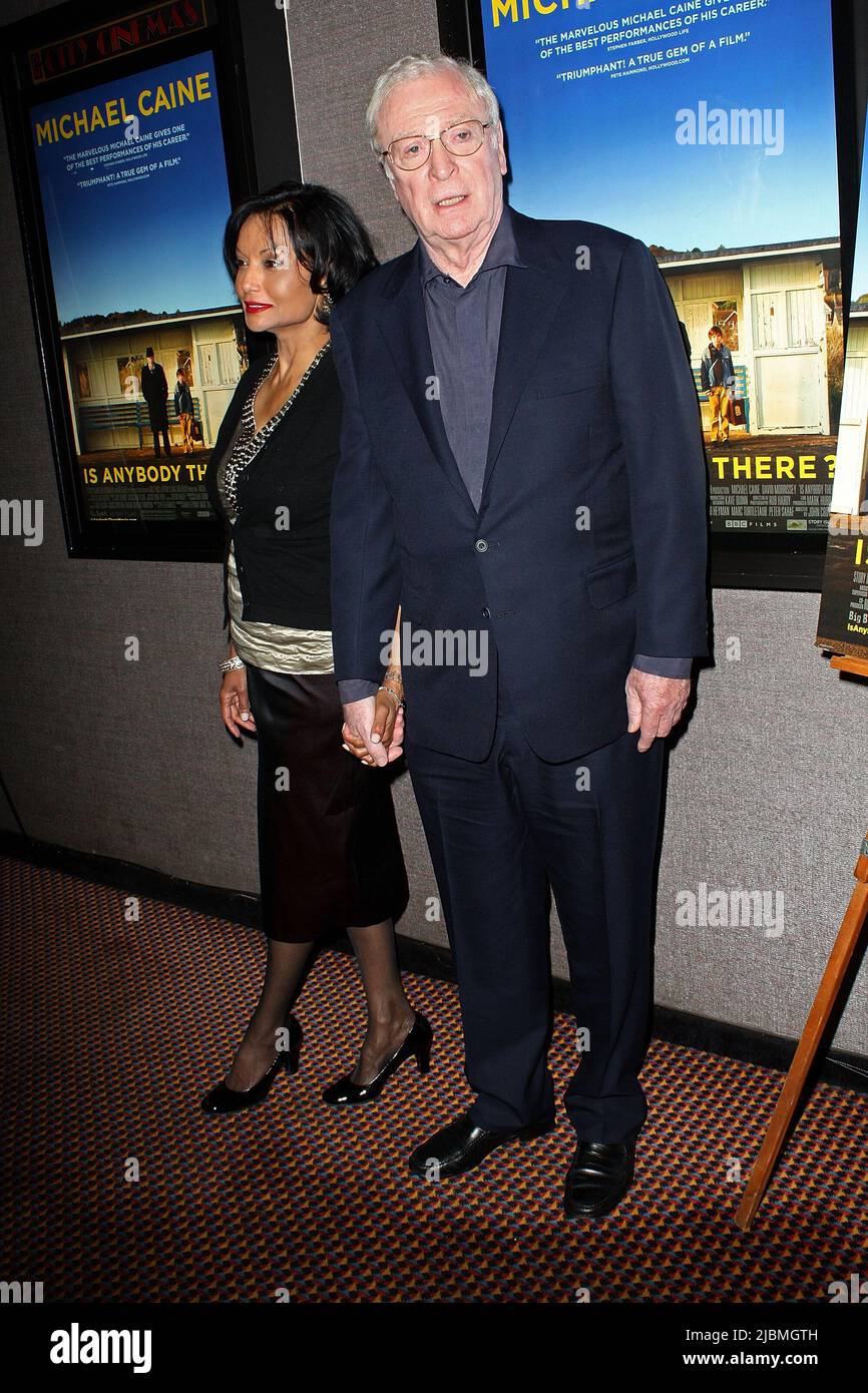 New York, NY, USA. 6 aprile 2009. Shakira Baksh, attore, Sir Michael Caine alla prima di C'È QUALCUNO? Al Cinema 2. Credit: Steve Mack/Alamy Foto Stock