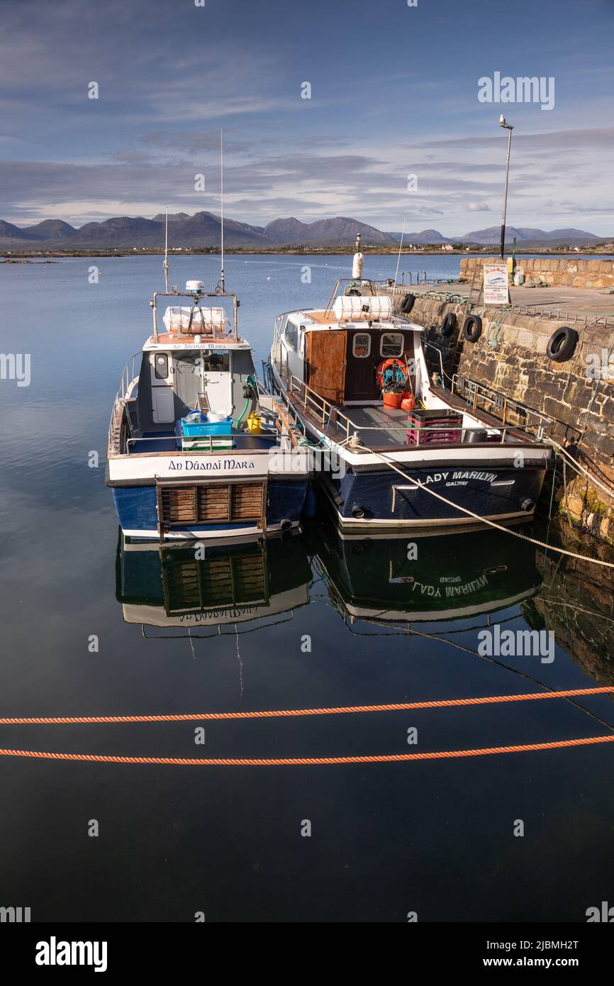 Porto di Roundstone sulla costa atlantica della contea di Galway, Irlanda Foto Stock