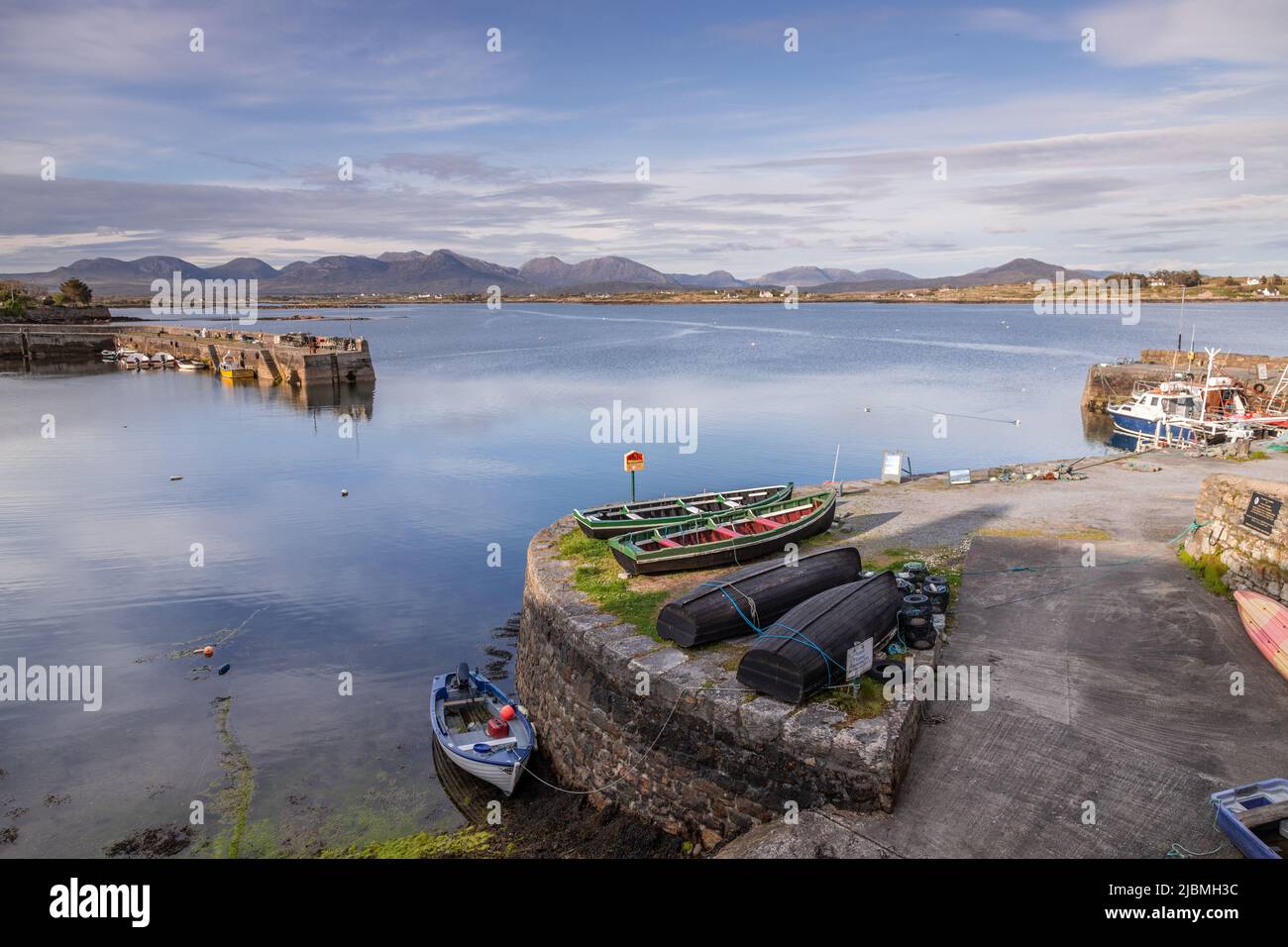 Porto di Roundstone sulla costa atlantica della contea di Galway, Irlanda Foto Stock