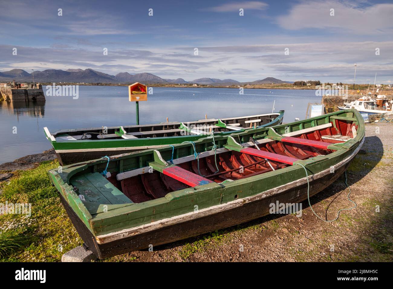 Porto di Roundstone sulla costa atlantica della contea di Galway, Irlanda Foto Stock