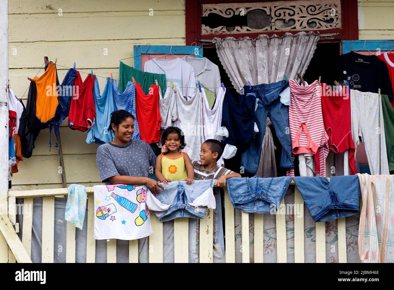 Panama, Città di Panama, Madre e bambini sul balcone della loro casa coloniale in legno a Panama Viego, la parte storica della città. Foto Stock
