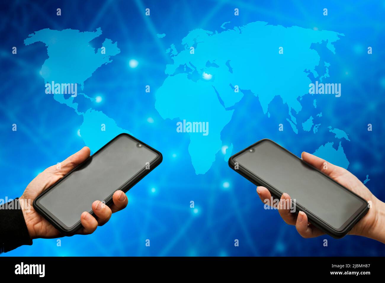 smartphone con mani in mano e mappa del mondo, concetto di comunicazione globale Foto Stock