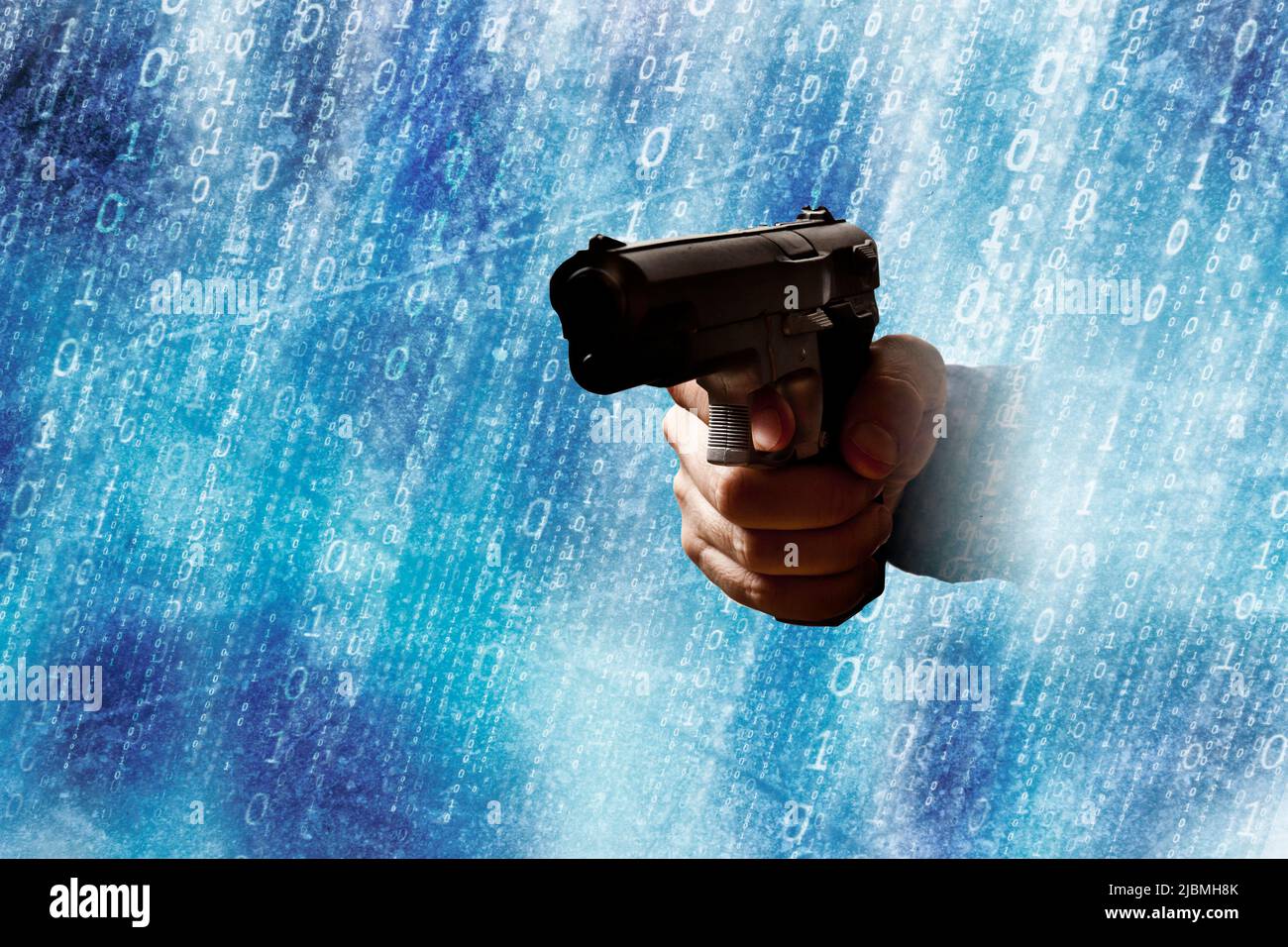 mano con una pistola che esce da uno sfondo di cifre binarie, internet crimine o cybercrimine concetto Foto Stock