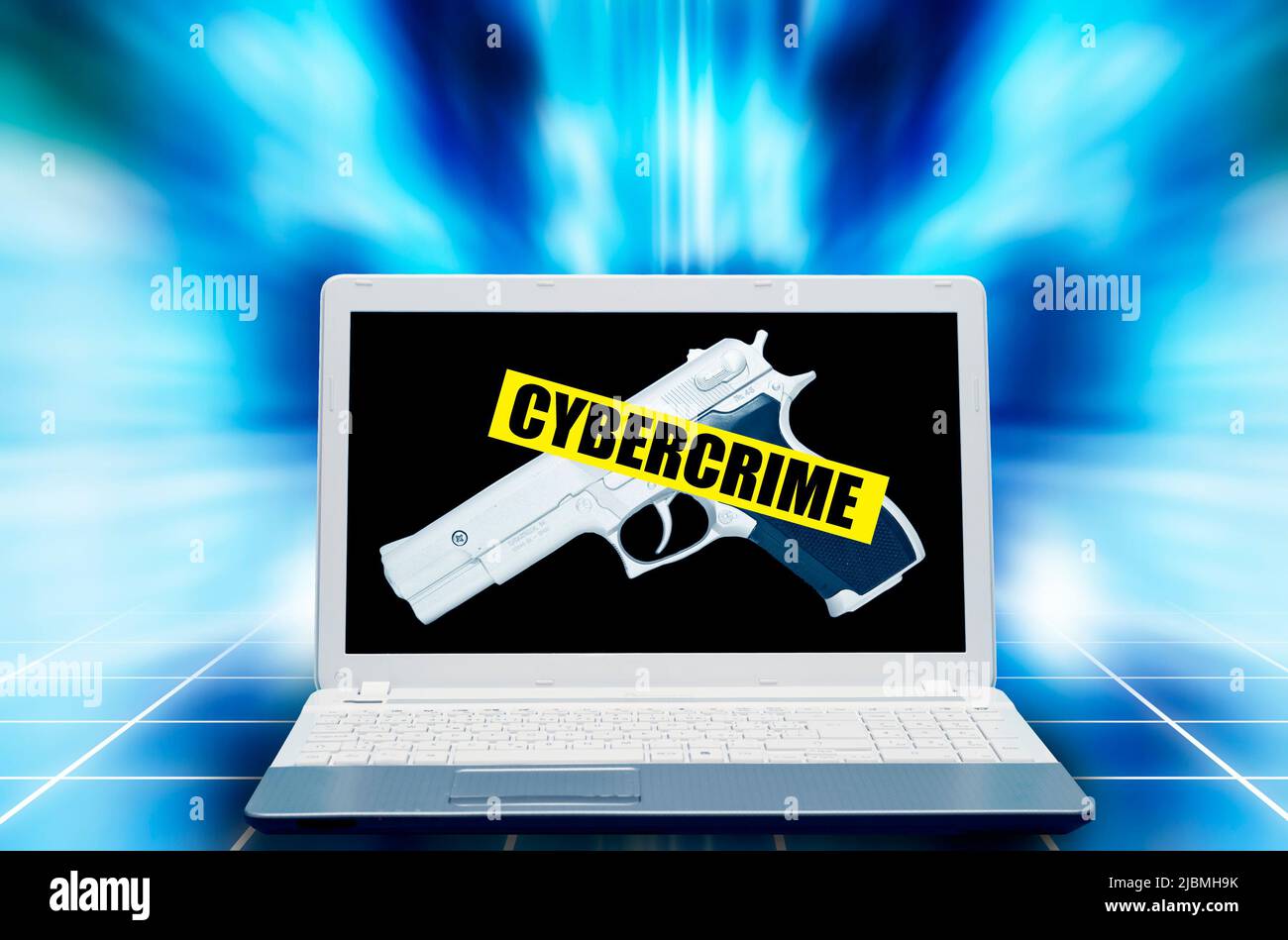 notebook con una pistola sullo schermo, concetto di cybercrimine Foto Stock