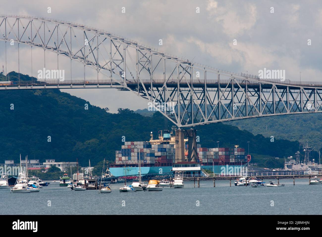 Una nave container transita nel canale di Panama e passa sotto il Ponte delle Americhe, attraverso il canale di Panama. Foto Stock