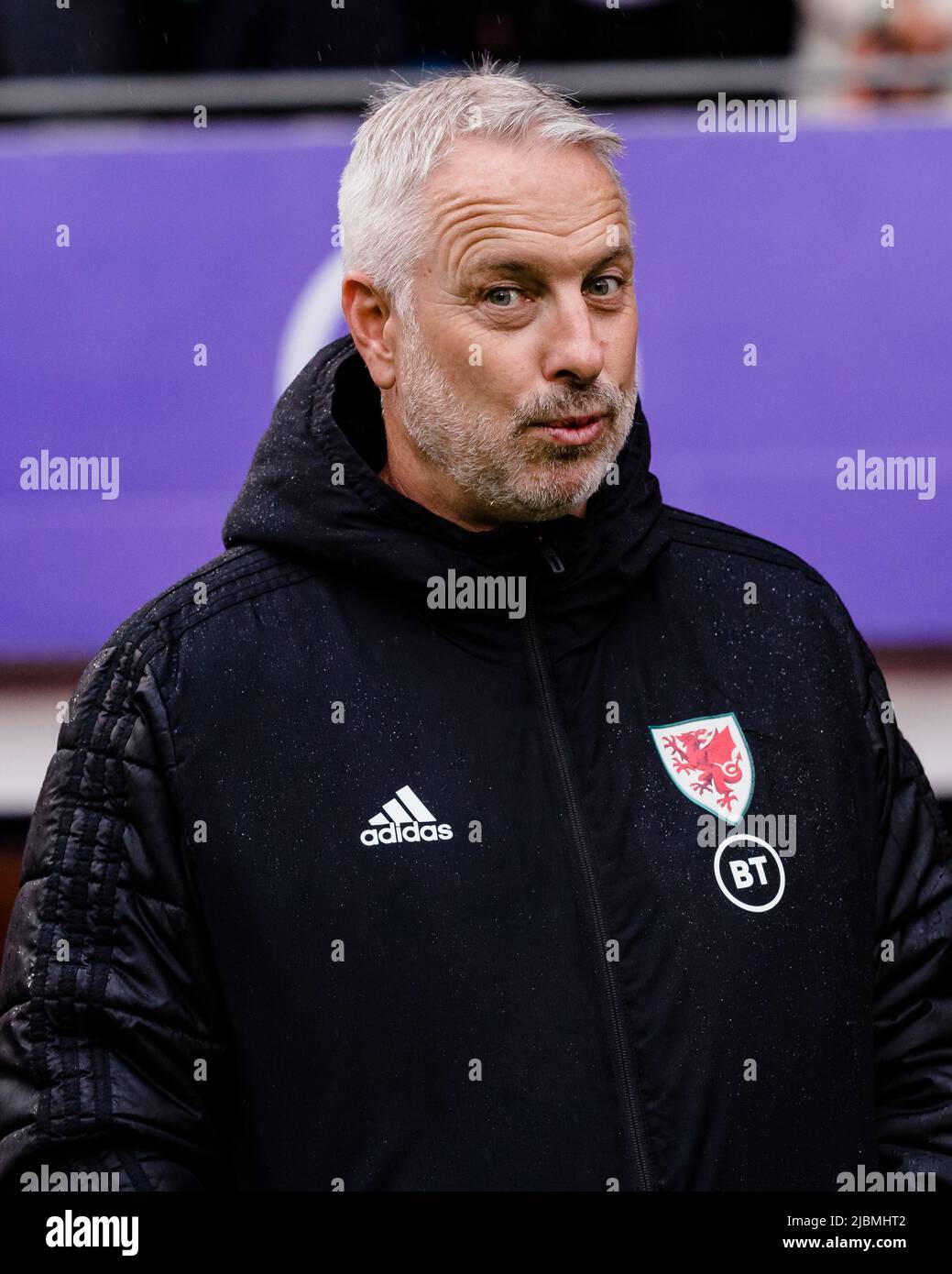 CARDIFF, GALLES - 05 GIUGNO 2022: Coach Kit Symonsprior del Galles per la finale di play-off della Coppa del mondo FIFA 2022 tra Galles e Ucraina al Cardiff City Stadium il 5th giugno 2022. (PIC di John Smith/FAW) Foto Stock