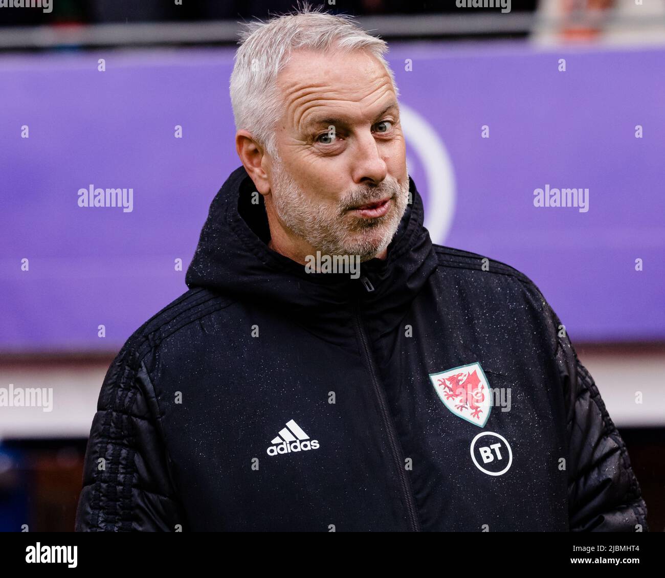 CARDIFF, GALLES - 05 GIUGNO 2022: Coach Kit Symonsprior del Galles per la finale di play-off della Coppa del mondo FIFA 2022 tra Galles e Ucraina al Cardiff City Stadium il 5th giugno 2022. (PIC di John Smith/FAW) Foto Stock