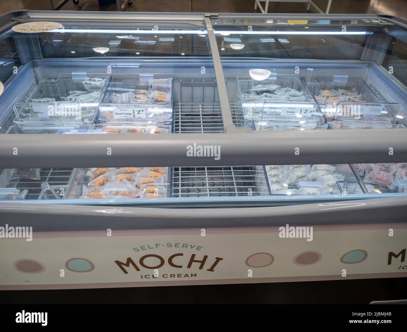 Kirkland, WA USA - circa Settembre 2021: Vista del congelatore mochi self-service all'interno di un mercato Whole Foods. Foto Stock Kirkland, WA USA - circa Settembre 2021: Vista del congelatore mochi self-service all'interno di un mercato Whole Foods. Foto Stock
