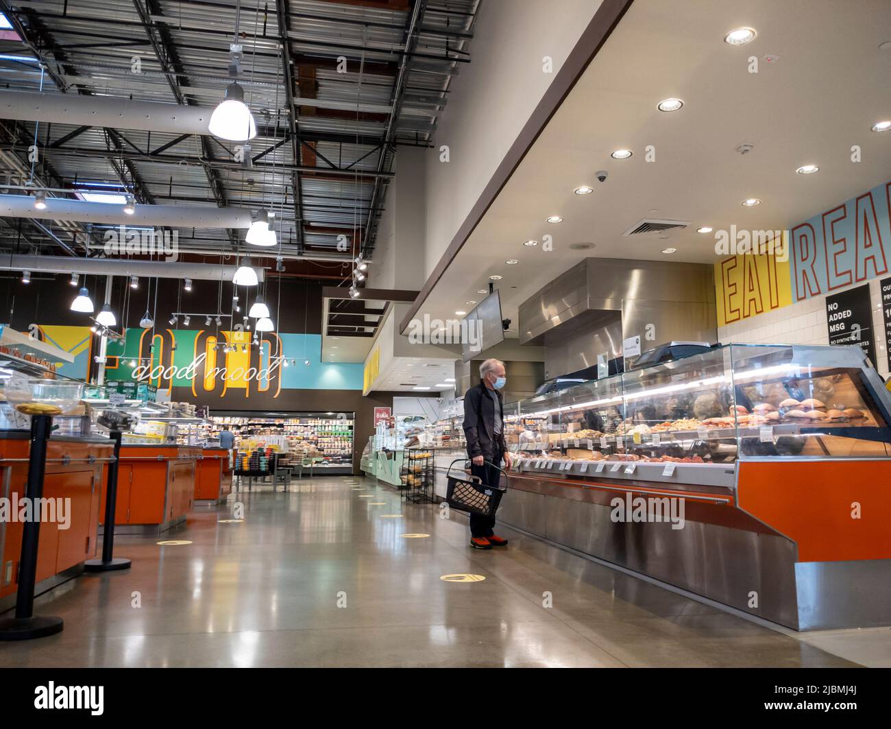 Kirkland, WA USA - circa Settembre 2021: Vista di un uomo anziano che indossa una maschera per il viso shopping nella calda area alimentare a buffet all'interno di un intero mercato Foods. Foto Stock Kirkland, WA USA - circa Settembre 2021: Vista di un uomo anziano che indossa una maschera per il viso shopping nella calda area alimentare a buffet all'interno di un intero mercato Foods. Foto Stock