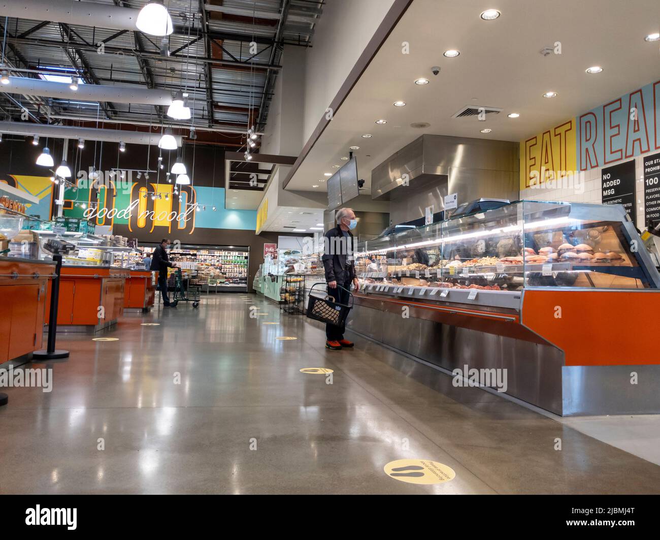 Kirkland, WA USA - circa Settembre 2021: Vista di un uomo anziano che indossa una maschera per il viso shopping nella calda area alimentare a buffet all'interno di un intero mercato Foods. Foto Stock Kirkland, WA USA - circa Settembre 2021: Vista di un uomo anziano che indossa una maschera per il viso shopping nella calda area alimentare a buffet all'interno di un intero mercato Foods. Foto Stock