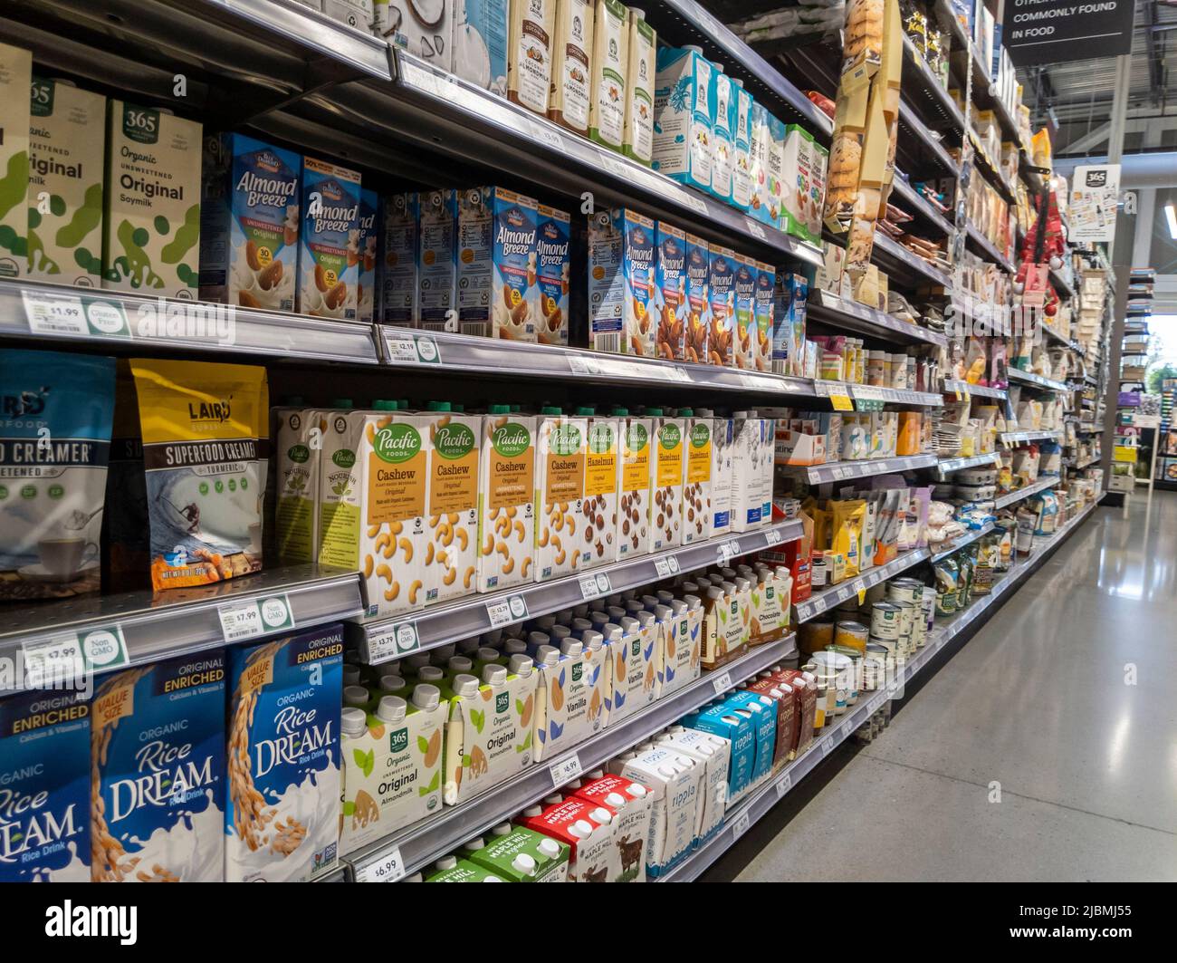 Kirkland, WA USA - circa settembre 2021: Angolato, fuoco selettivo sulle alternative di latte inscatolato di scaffale stabili all'interno di un intero mercato di alimenti. Foto Stock Kirkland, WA USA - circa settembre 2021: Angolato, fuoco selettivo sulle alternative di latte inscatolato di scaffale stabili all'interno di un intero mercato di alimenti. Foto Stock