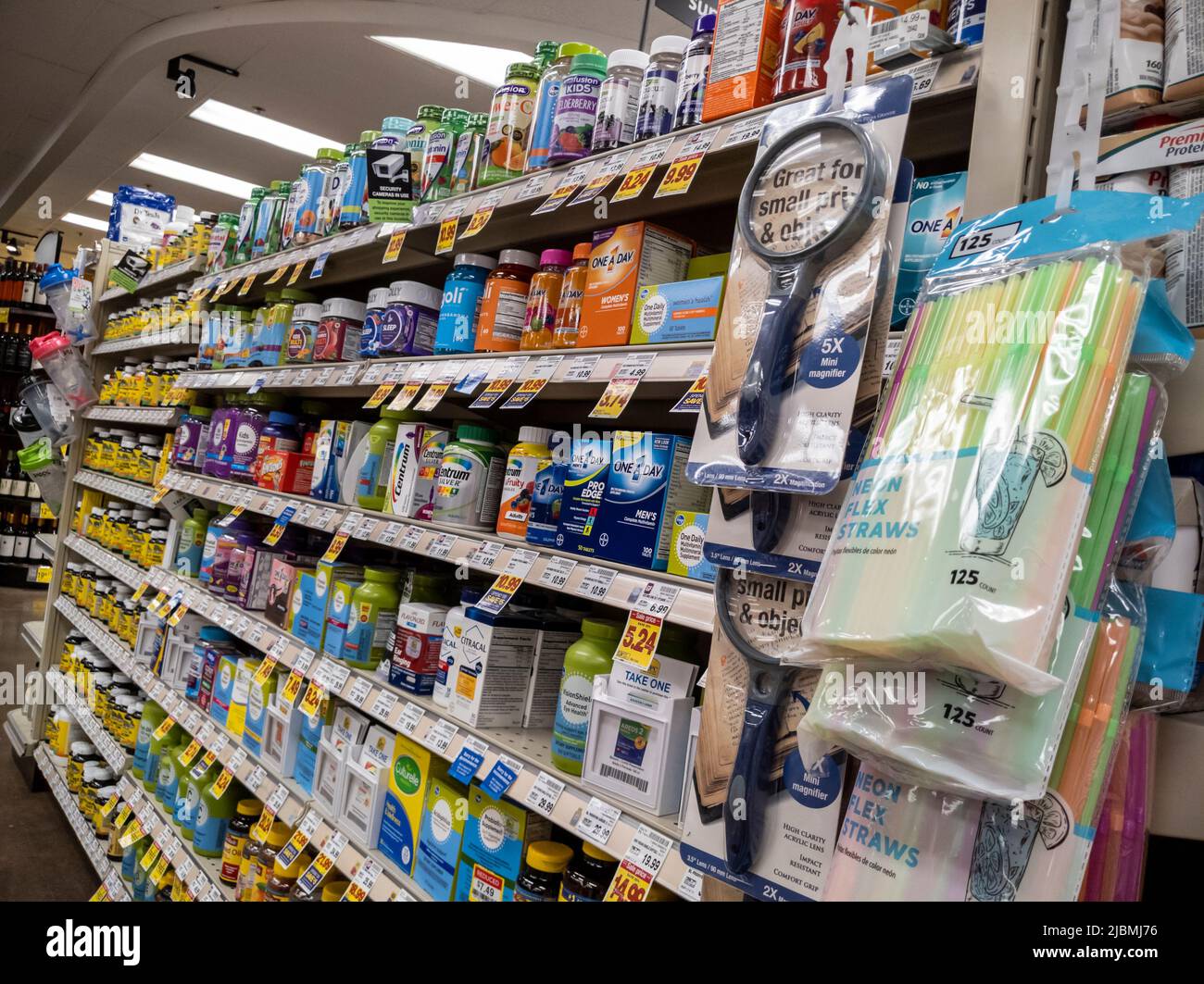 Kirkland, WA USA - circa Settembre 2021: Vista ad angolo di vitamine e supplementi in vendita all'interno di un negozio di alimentari QFC. Foto Stock