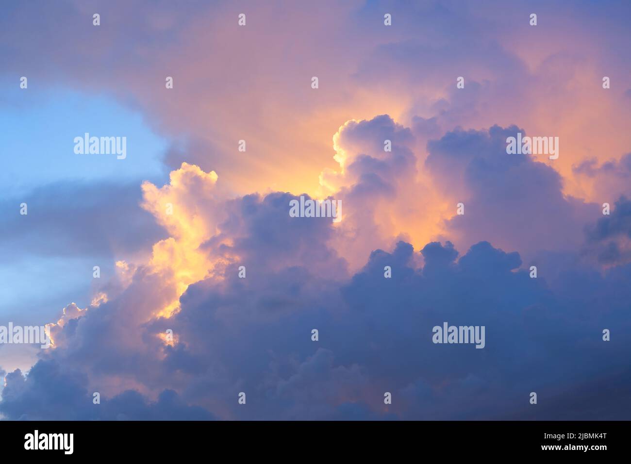 Sorgere del sole tra le nuvole Foto Stock