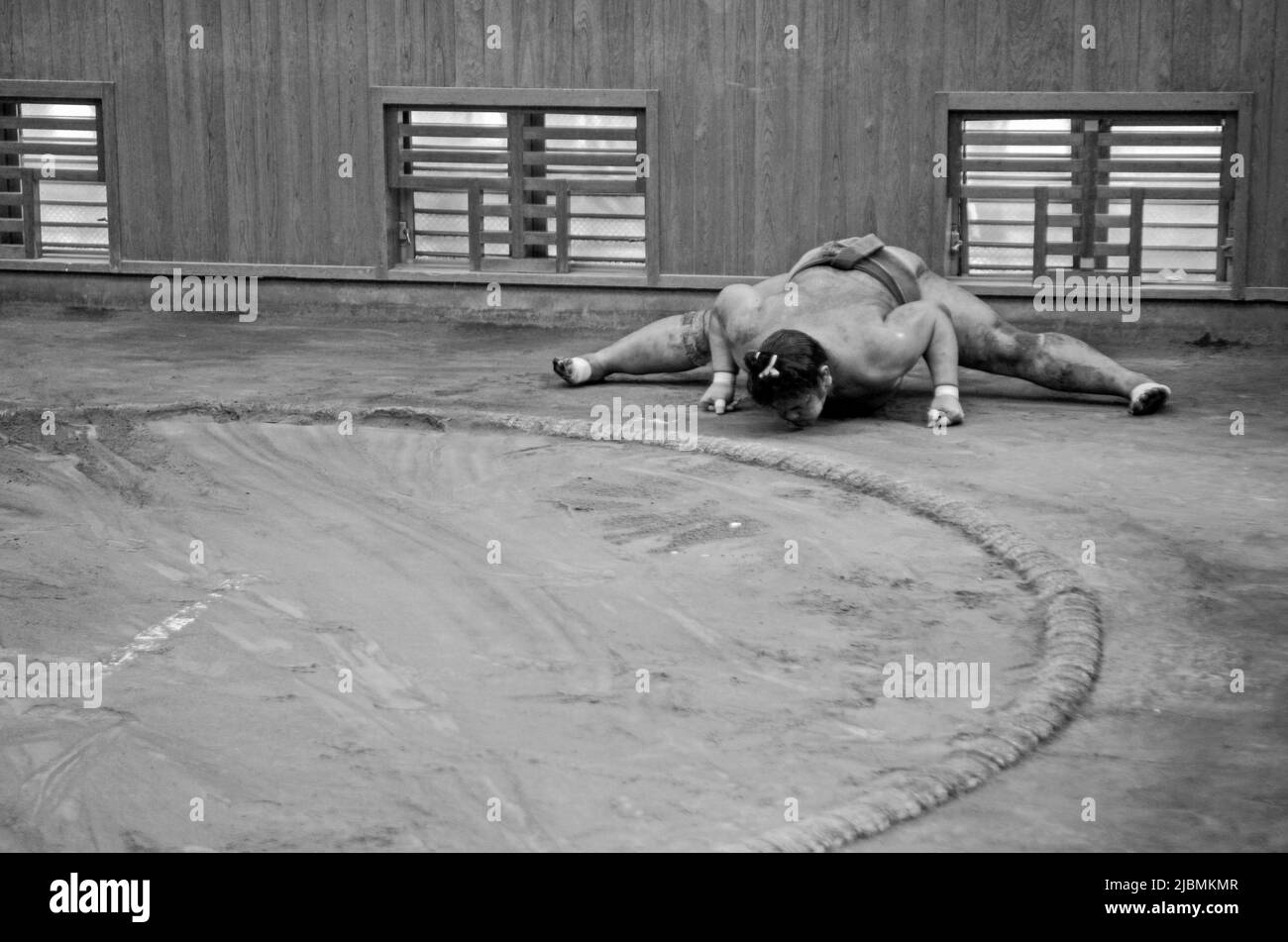 Duro allenamento mattutino al Sumo Stable, Ryogoku, Tokyo Foto Stock