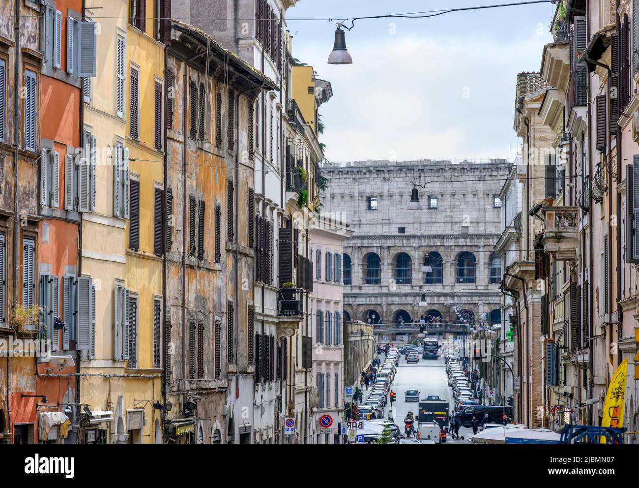 Guardando lungo la Via dei Serpenti in Monti verso Via degli Annibaldi e il Colosseo. Centro di Roma, Italia Foto Stock