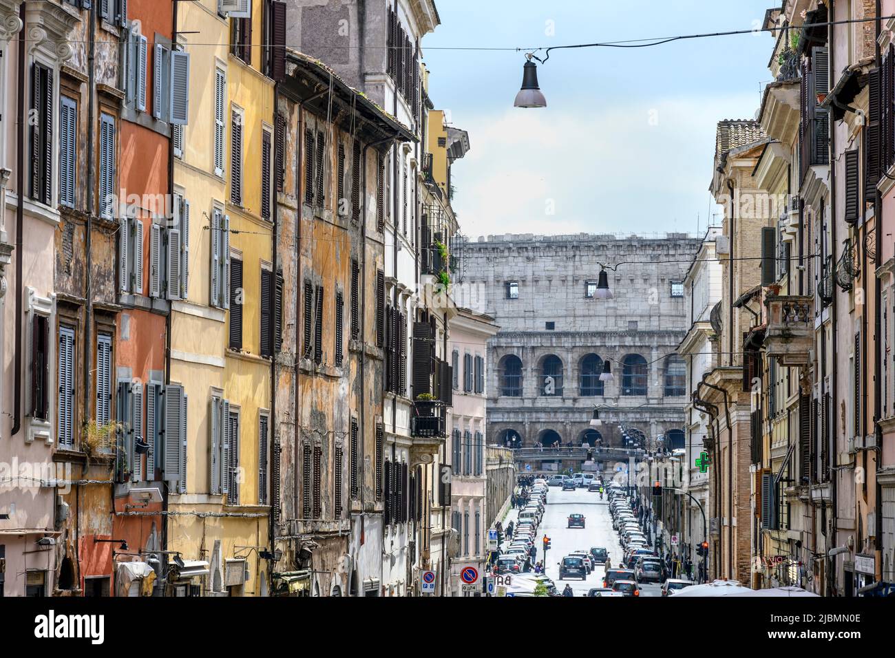 Guardando lungo la Via dei Serpenti in Monti verso Via degli Annibaldi e il Colosseo. Centro di Roma, Italia Foto Stock
