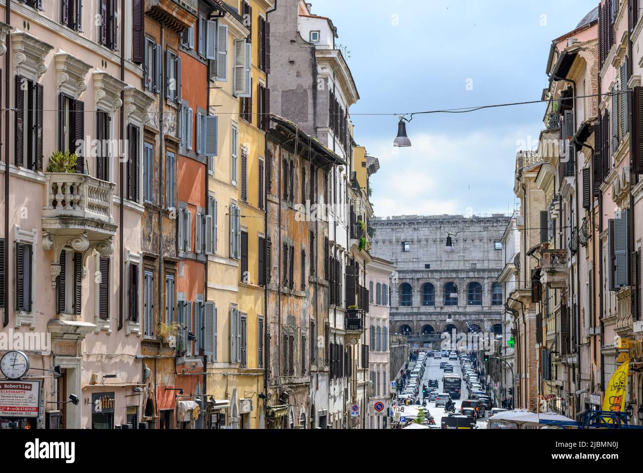Guardando lungo la Via dei Serpenti in Monti verso Via degli Annibaldi e il Colosseo. Centro di Roma, Italia Foto Stock
