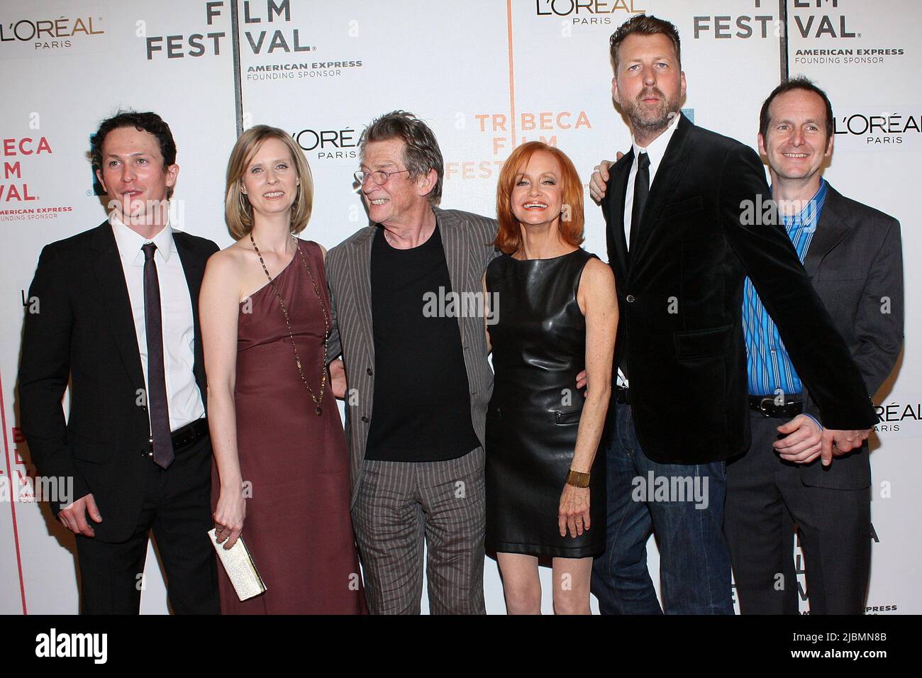 New York, NY, USA. 27 aprile 2009. Jonathan Tucker, Cynthia Nixon, John Hurt, Swoosie Kurtz, direttore Richard Laxton, Denis o'Hare alla prima di UN INGLESE A NEW YORK durante l'annuale Tribeca Film Festival 8th al BMCC Tribeca Performing Arts Center. Credit: Steve Mack/Alamy Foto Stock