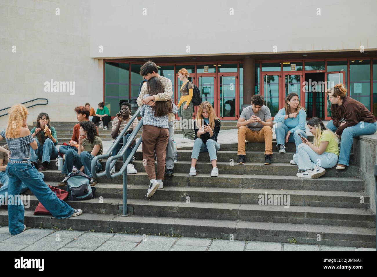 Gli studenti che si riuniscono su passaggi della libreria Foto Stock