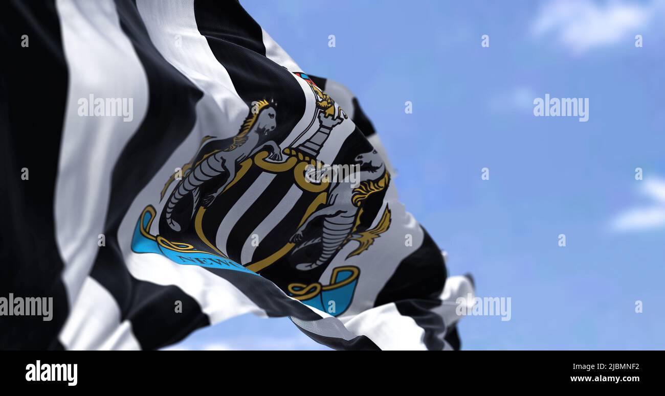 Newcastle, UK, May 2022: La bandiera del Newcastle United che sventola al vento in una giornata limpida. Newcastle United è un club calcistico inglese Foto Stock