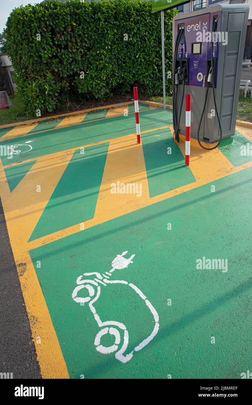 Italia, Lombardia, segnale stradale della stazione di ricarica gratuita per auto elettriche Foto Stock