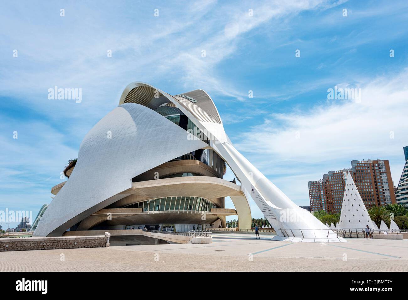 Palau de les Arts Reina Sofía e Teatro dell'Opera nei monumenti della Città delle Arti e delle Scienze. Complesso futuristico di edifici a Valencia, Foto Stock