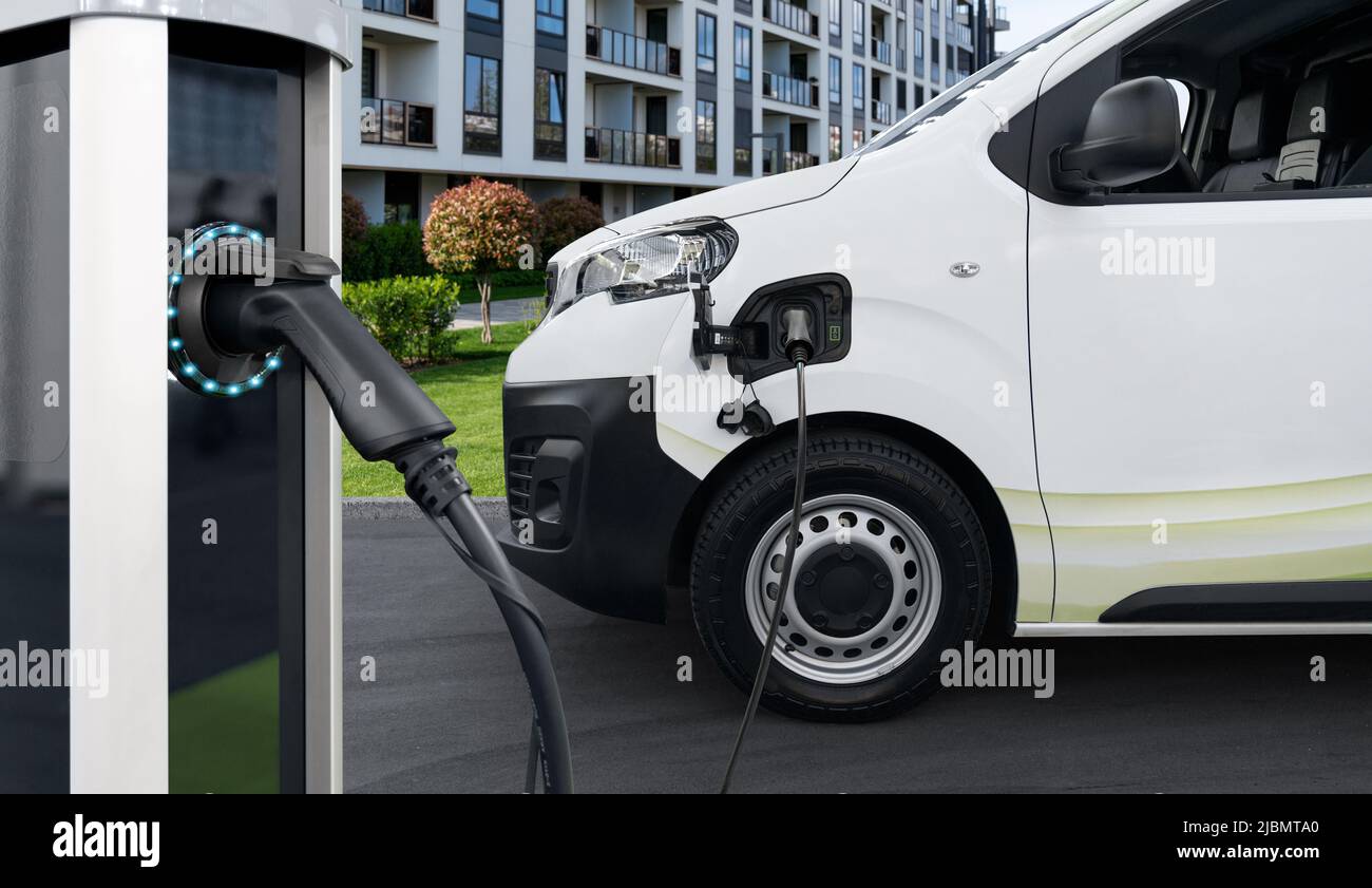 Stazione di ricarica dei veicoli elettrici sullo sfondo di un furgone. Concetto Foto Stock