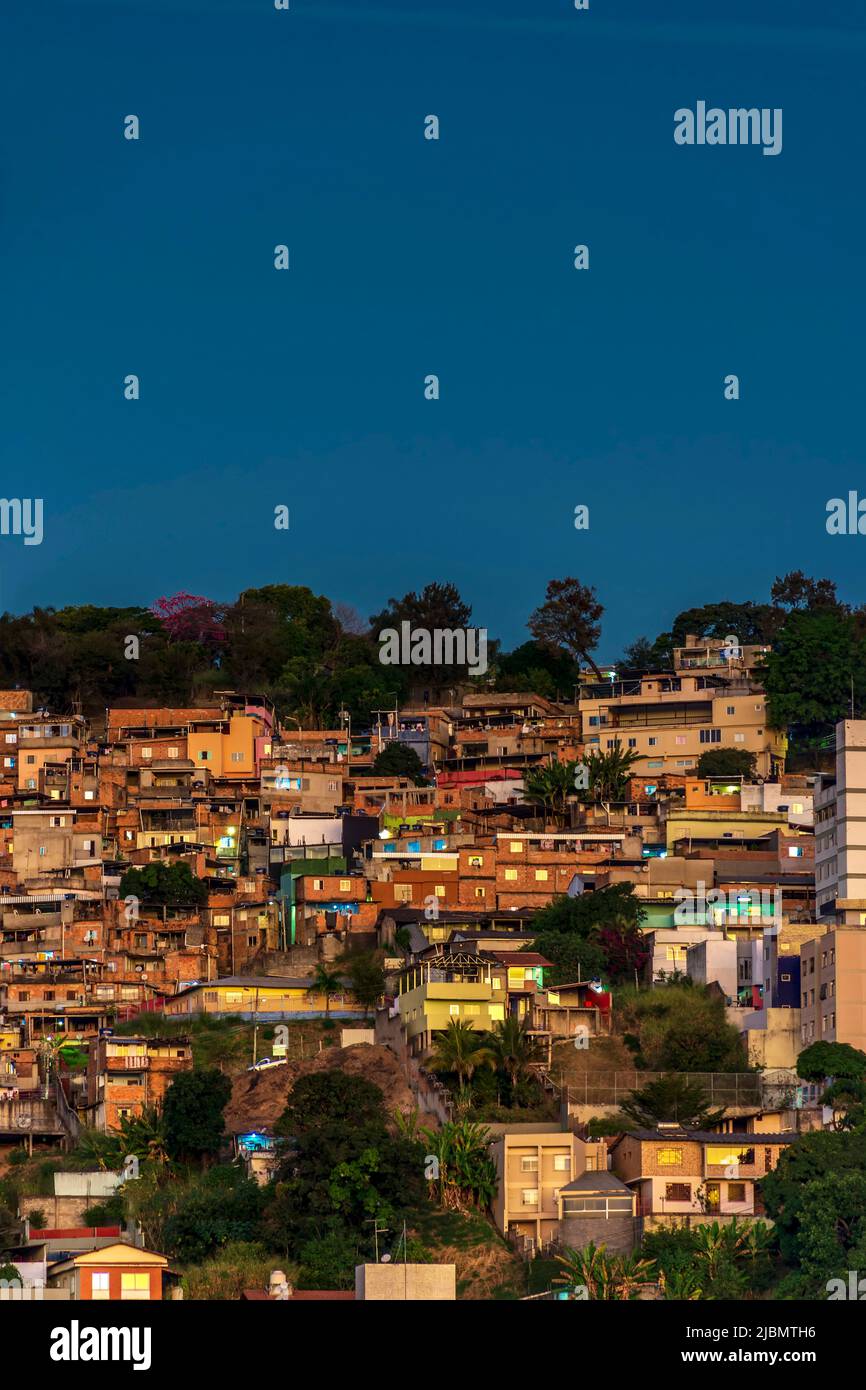 Slum al tramonto nel centro di Belo Horizonte città a Minas Gerais Foto Stock