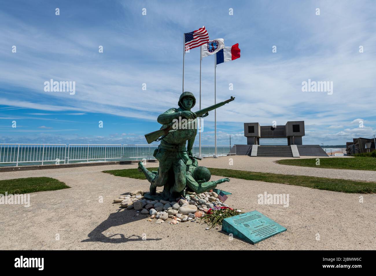 Francia, Calvados (14), Vierville-sur-Mer, Omaha Beach, haut-lieu du débarquement de Normandie du 6 juin 1944, statua de deux soldats sur la plage offe Foto Stock
