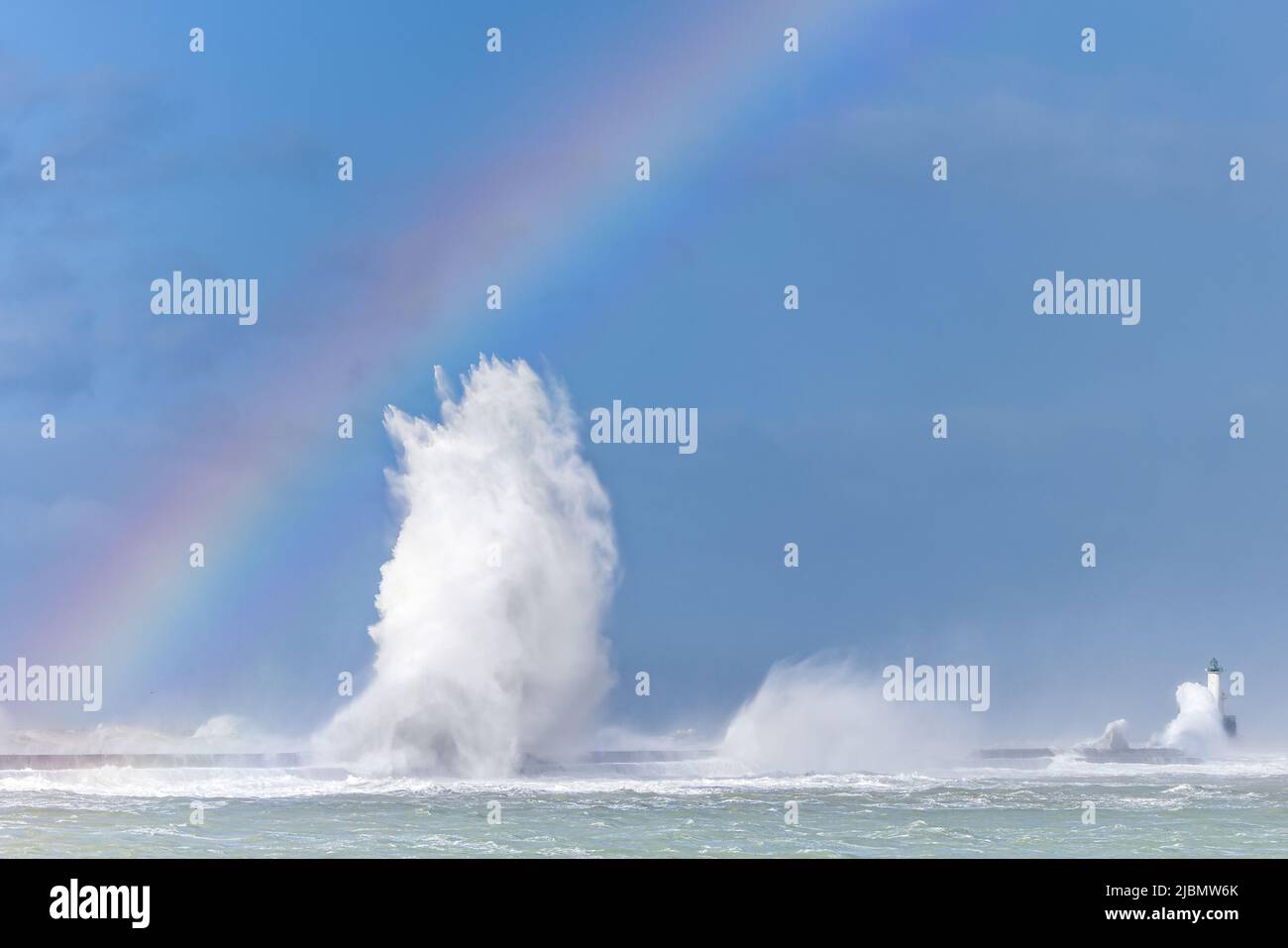 Vagues claquant sur le phare de Boulogne sur mer lors de la tempête Franklin, Francia, Côte d'opale. Foto Stock