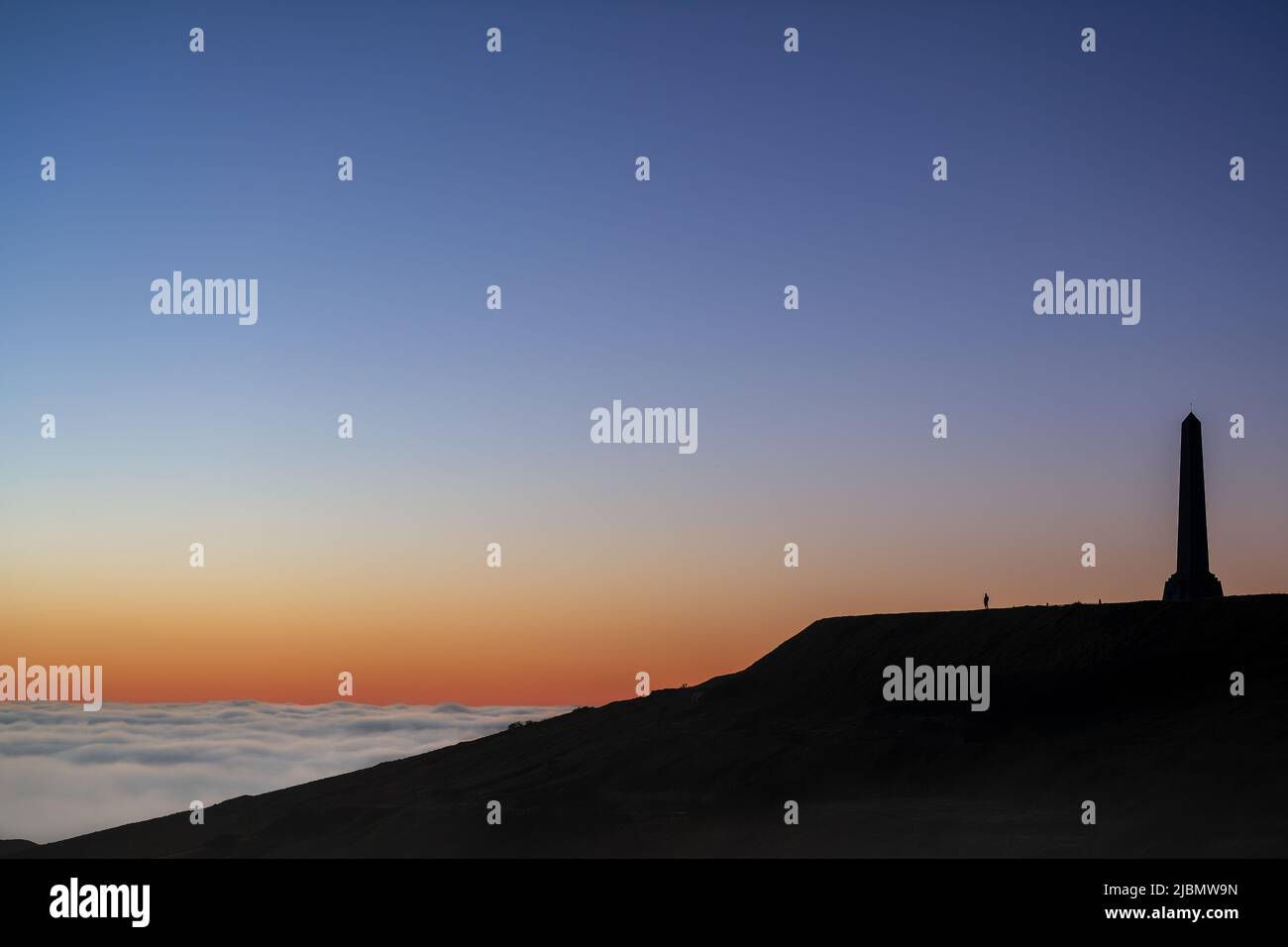 Le Monument de la dover Patrol entouré de brume de mer, Francia, Côte d'Opale Foto Stock