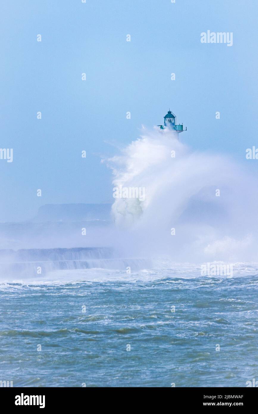 Vagues claquant sur la digue Carnot lors de la tempête Franklin, Francia, Côte d'opale, Boulogne sur mer. Foto Stock