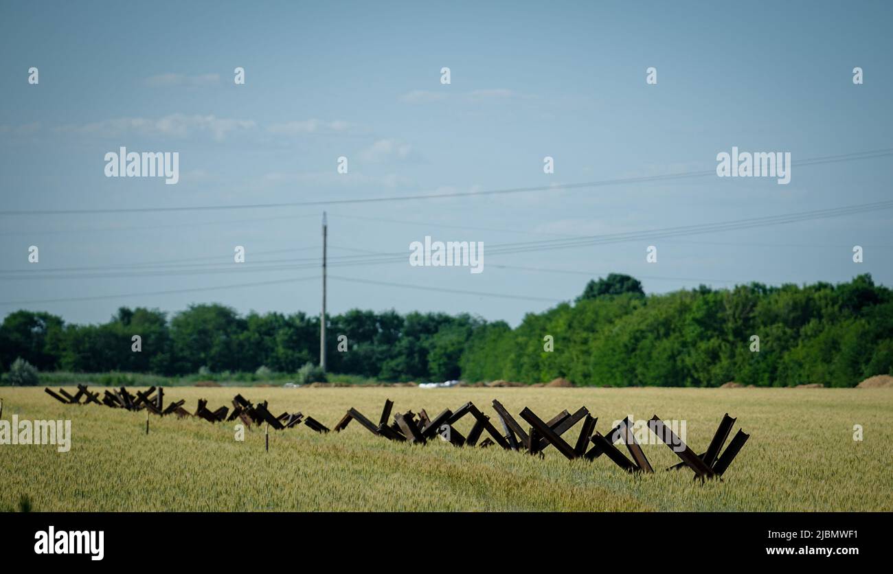 Ucraina. 07th giugno 2022. Le barriere corazzate si trovano in un campo di grano tra Odessa e il confine con la Moldavia. Credit: Kay Nietfeld/dpa/Alamy Live News Foto Stock