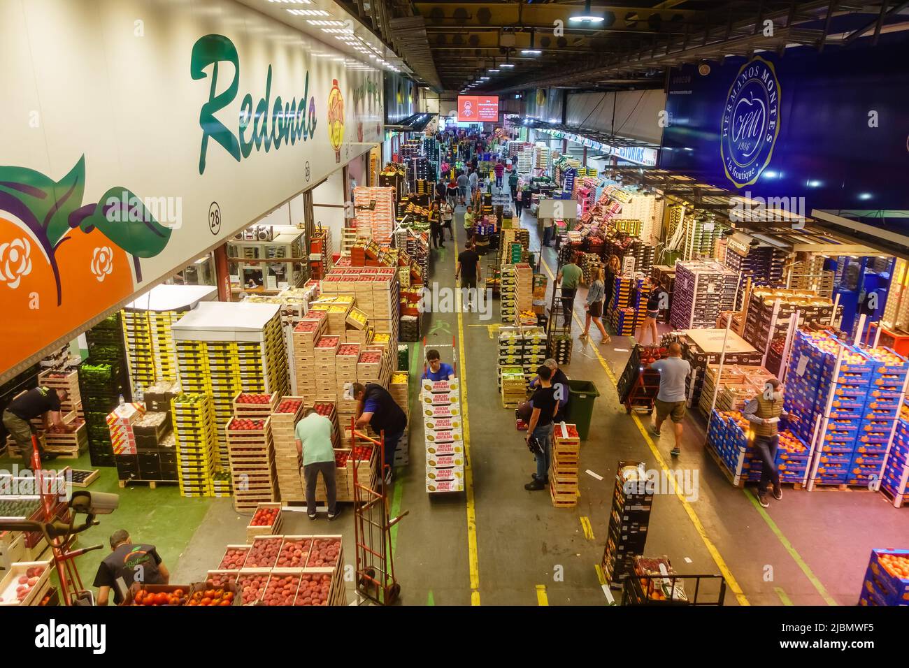 Mercamadrid, Madrid, Spagna - 7 giugno 2022: Il mercato centrale di Madrid in ore di grande shopping e vendita. Foto Stock