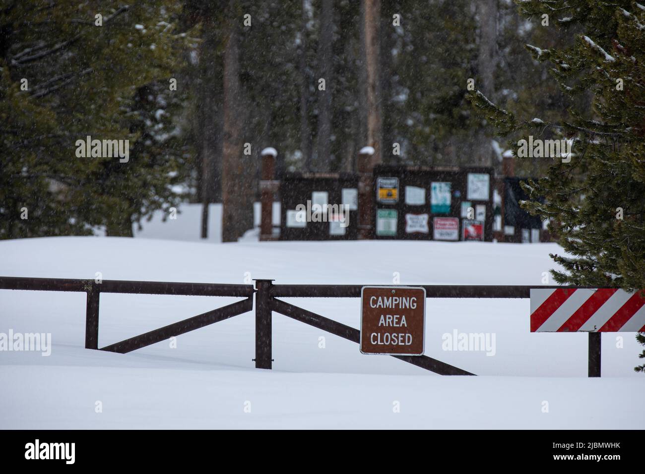 neve profonda che copre un campo chiuso segno Foto Stock