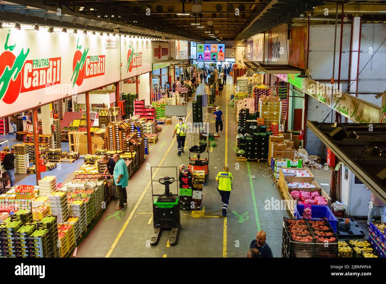 Mercamadrid, Madrid, Spagna - 7 giugno 2022: Il mercato centrale di Madrid in ore di grande shopping e vendita. Foto Stock