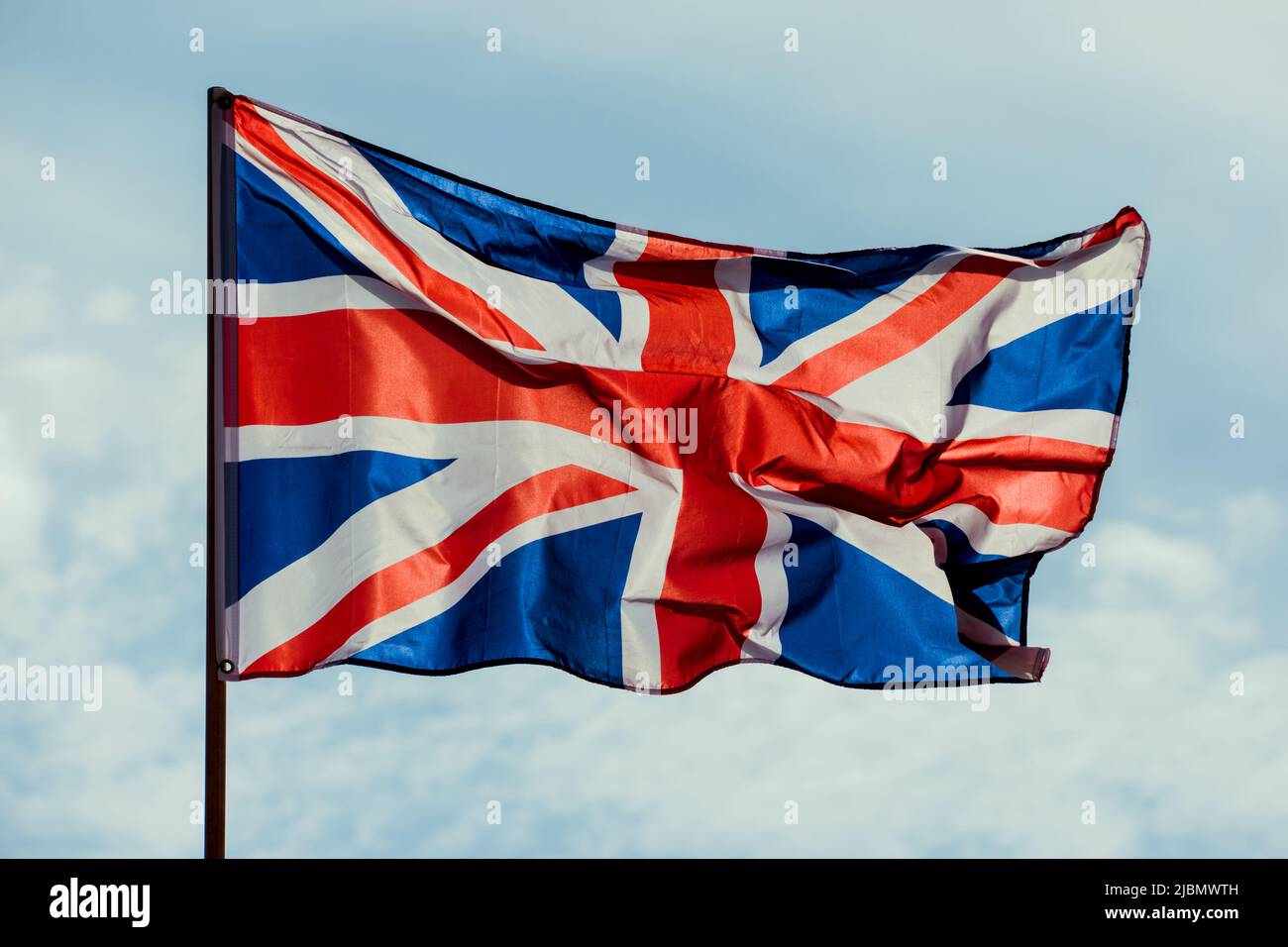 British UK Union Jack Bandiera che sventola, soffia o vola nel vento Foto Stock