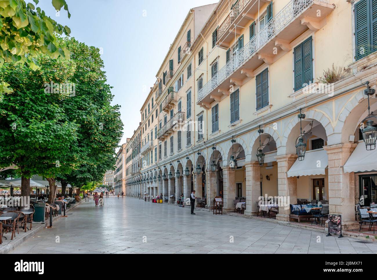 Liston, una strada pedonale con terrazze porticate e caffè alla moda nel bordo occidentale di Piazza Spianada nel centro di Corfù, Grecia. Foto Stock